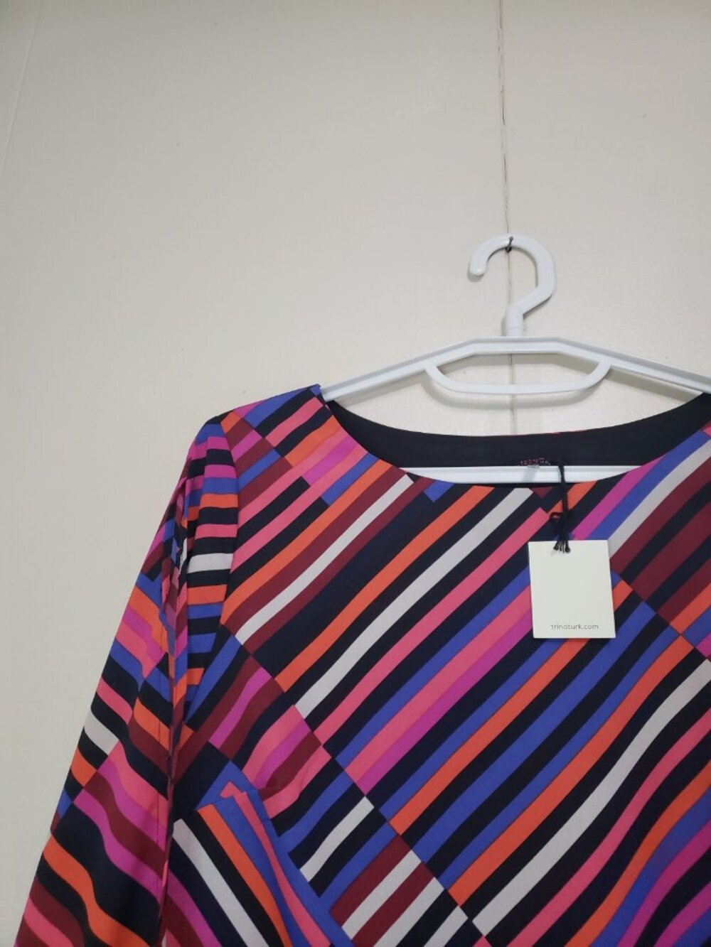 Trina Turk Women M Jaxon Dress Bright Pink Stripe Bold Cuff Tie Open Slit Sleeve - Picture 4 of 8